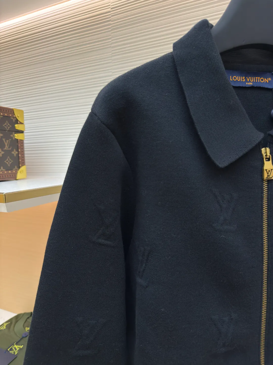 LOUIS VUITTON dark pattern embossed woolen jacket ●Authentic product: Purchased and developed by 24248 ●Item number: 1680578-D15 ●Fabrics: combed cotton fabric ●Technology: embossed woolen fabric ●Version: fitted version ●Weight: about 705 grams ●Size: XS-S-M-L ●Description: Lapel zipper cardigan. The yarn is made of 2 strips of 2/60 fully combed cotton on the bottom + 5 strips of polyester + 1 strip of high-elastic drawstring. The loom is a 14-needle STOLL machine imported from Germany. Each piece of weaving takes 390 minutes. Due to the particularity of this organization, the stability requirements of the machine are very high, and many machines cannot do it. The weaving time is very long, and it is easy to produce waste pieces when weaving the piece, and the loss will be very large; the sewing disc is sewn with a 20-needle disc. The overall wiring is straight and delicate, the fabric is comfortable and soft, and the color is consistent without color difference. It can be matched with the same style to create a fashionable look and control various occasions. Customized accessories, complete with three standards, same style for men and women!